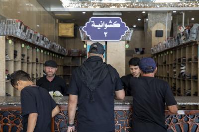 قسم الشؤون الخدمية يقدّم خدماته لزائري مرقد أبي الفضل العباس (عليه السلام)