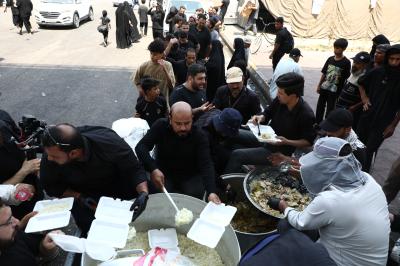 عَبرَ موكب سقاء عاشوراء.. قسم الشؤون الفكرية يقدم خدماته للزائرين بذكرى شهادة النبي الأكرم (صلى الله عليه وآله)