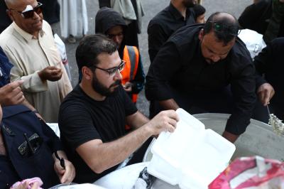 عَبرَ موكب سقاء عاشوراء.. قسم الشؤون الفكرية يقدم خدماته للزائرين بذكرى شهادة النبي الأكرم (صلى الله عليه وآله)