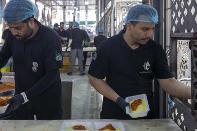 بذكرى شهادة النبي الأكرم (صلى الله عليه وآله) .. قسم المضيف يقدم وجبات الطعام للزائرين