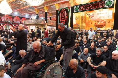 ضمن مهامه اليومية.. قسم رعاية الصحن الشريف ينظّم القواطع لإقامة صلاة الجماعة