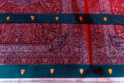 ضمن مهامه اليومية.. قسم رعاية الصحن الشريف ينظّم القواطع لإقامة صلاة الجماعة