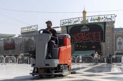 قسم بين الحرمين الشريفين ينفذ أعمال غسل الساحة الوسطية وتنظيفها
