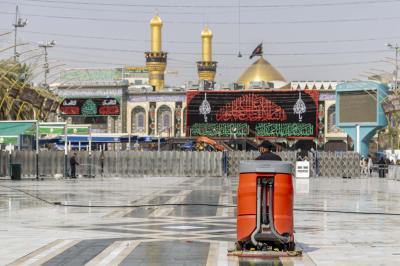 قسم بين الحرمين الشريفين ينفذ أعمال غسل الساحة الوسطية وتنظيفها
