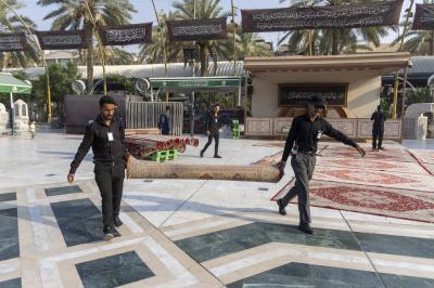 في ليلة الجمعة الأخيرة من شهر صفر.. قسم بين الحرمين يباشر فرش السجاد في الساحة الوسطية