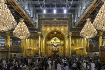 رفع مظاهر الحزن والسواد من الصحن الشريف تزامنًا مع حلول شهر ربيع الأول