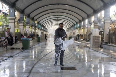 قسم بين الحرمين يجري حملة لغسل أرضية مسقفات الساحة الوسطية