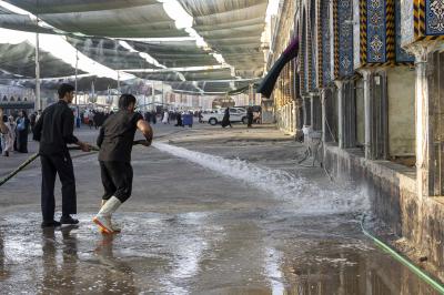 قسم الشؤون الخدمية ينفذ حملة لغسل شارع باب قبلة مرقد أبي الفضل العباس (عليه السلام) وتنظيفه