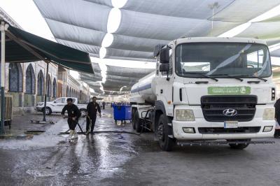 قسم الشؤون الخدمية ينفذ حملة لغسل شارع باب قبلة مرقد أبي الفضل العباس (عليه السلام) وتنظيفه