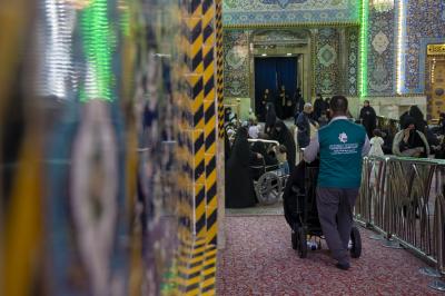 قسم حفظ النظام يقدم الرعاية الإنسانية للزائرين من كبار السن وذوي الاحتياجات الخاصة