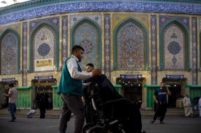 قسم حفظ النظام يقدم الرعاية الإنسانية للزائرين من كبار السن وذوي الاحتياجات الخاصة