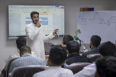 ضمن برنامج الطالب الفعّال.. قسم الشؤون الفكرية يقدم محاضرة ثقافية عن الشخصية المؤثرة لوفد طلابي من ذي قار