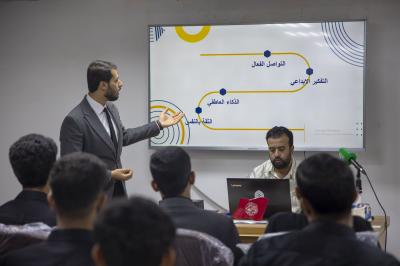 ضمن برنامج الطالب الفعّال.. قسم الشؤون الفكرية يقدم محاضرة ثقافية عن الشخصية المؤثرة لوفد طلابي من ذي قار