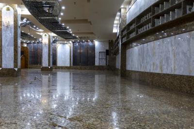 قسم الشؤون الخدمية ينجز أعمال غسل سرداب الإمام صاحب الزمان (عجّل الله فرجه) وتنظيفه