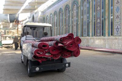 قسم الشؤون الخدمية يهيئ أماكن لاستراحة الزائرين في محيط صحن مرقد أبي الفضل العباس (عليه السلام)