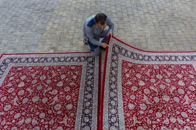 قسم الشؤون الخدمية يهيئ أماكن لاستراحة الزائرين في محيط صحن مرقد أبي الفضل العباس (عليه السلام)