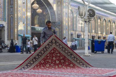 قسم الشؤون الخدمية يهيئ أماكن لاستراحة الزائرين في محيط صحن مرقد أبي الفضل العباس (عليه السلام)