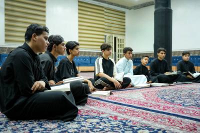 المجمع العلمي يجري اختبارًا حضوريًّا للمشاركين في دورة (براعم الساقي) ويستأنف دوراته القرآنية بالمثنى