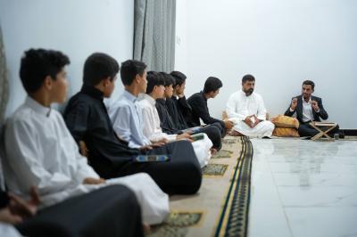 المجمع العلمي يجري اختبارًا حضوريًّا للمشاركين في دورة (براعم الساقي) ويستأنف دوراته القرآنية بالمثنى