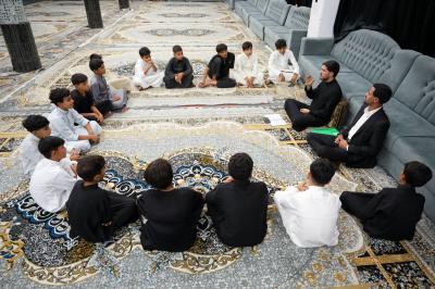 المجمع العلمي يجري اختبارًا حضوريًّا للمشاركين في دورة (براعم الساقي) ويستأنف دوراته القرآنية بالمثنى