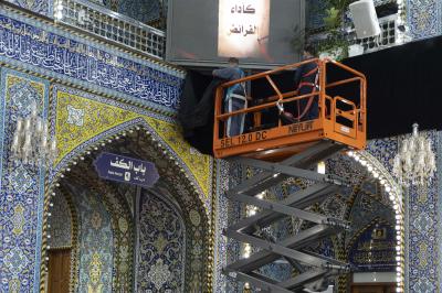 العتبة العباسية المقدسة تنشر لافتات الحزن والسواد بذكرى شهادة الإمام الحسن العسكري (عليه السلام)