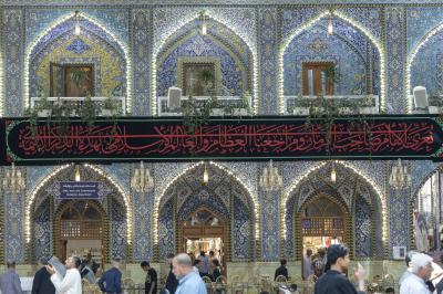 العتبة العباسية المقدسة تنشر لافتات الحزن والسواد بذكرى شهادة الإمام الحسن العسكري (عليه السلام)