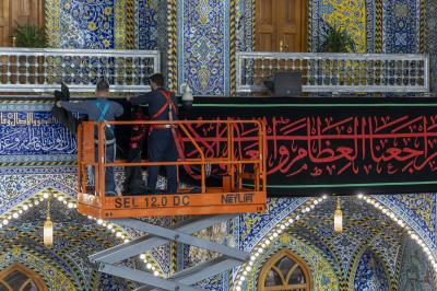 العتبة العباسية المقدسة تنشر لافتات الحزن والسواد بذكرى شهادة الإمام الحسن العسكري (عليه السلام)