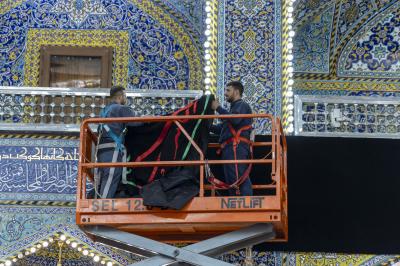 العتبة العباسية المقدسة تنشر لافتات الحزن والسواد بذكرى شهادة الإمام الحسن العسكري (عليه السلام)