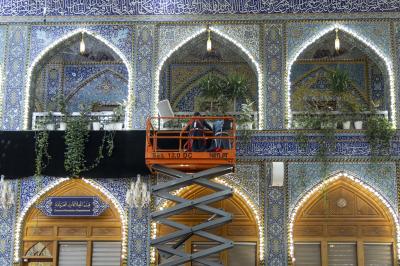 العتبة العباسية المقدسة تنشر لافتات الحزن والسواد بذكرى شهادة الإمام الحسن العسكري (عليه السلام)