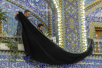 العتبة العباسية المقدسة تنشر لافتات الحزن والسواد بذكرى شهادة الإمام الحسن العسكري (عليه السلام)