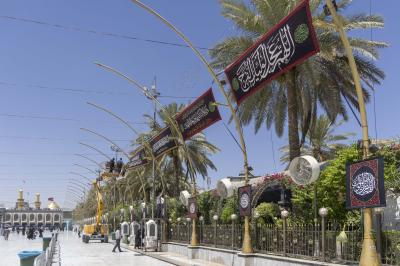  قسم بين الحرمين الشريفين ينشر لافتات الحزن والسواد بذكرى شهادة الإمام الحسن العسكري (عليه السلام)