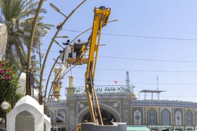  قسم بين الحرمين الشريفين ينشر لافتات الحزن والسواد بذكرى شهادة الإمام الحسن العسكري (عليه السلام)