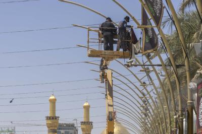  قسم بين الحرمين الشريفين ينشر لافتات الحزن والسواد بذكرى شهادة الإمام الحسن العسكري (عليه السلام)