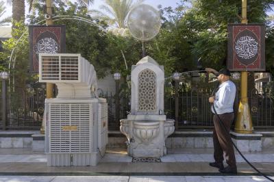 قسم بين الحرمين الشريفين يهيئ الساحة الوسطية لخدمة الزائرين
