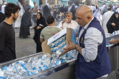 عبر موكبه الخدمي.. قسم الشؤون الخدمية يقدم المياه المبردة للزائرين في ليلة الجمعة