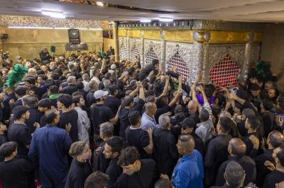 بالصور.. الزائرون يتوافدون إلى مدينة سامراء لإحياء ذكرى شهادة الإمام الحسن العسكري (عليه السلام)