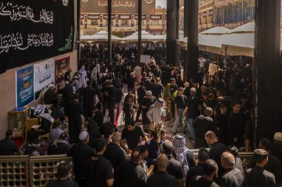 بالصور.. الزائرون يتوافدون إلى مدينة سامراء لإحياء ذكرى شهادة الإمام الحسن العسكري (عليه السلام)