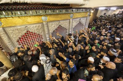 بالصور.. الزائرون يتوافدون إلى مدينة سامراء لإحياء ذكرى شهادة الإمام الحسن العسكري (عليه السلام)