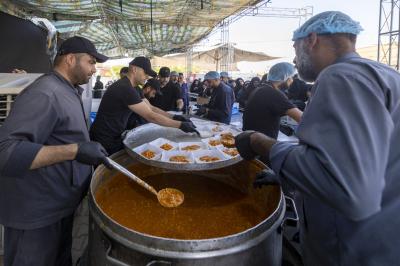 العتبة العباسية المقدسة تواصل تقديم خدماتها للزائرين بذكرى شهادة الإمام الحسن العسكري (عليه السلام) في سامراء