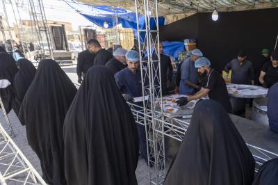 العتبة العباسية المقدسة تواصل تقديم خدماتها للزائرين بذكرى شهادة الإمام الحسن العسكري (عليه السلام) في سامراء