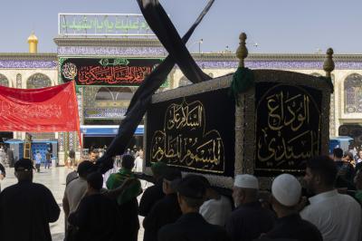 أهالي كربلاء يشيعون النعش الرمزي للإمام الحسن العسكري (عليه السلام) عند العتبتين المقدستين