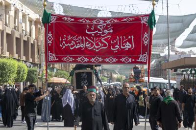 أهالي كربلاء يشيعون النعش الرمزي للإمام الحسن العسكري (عليه السلام) عند العتبتين المقدستين