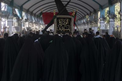 أهالي كربلاء يشيعون النعش الرمزي للإمام الحسن العسكري (عليه السلام) عند العتبتين المقدستين