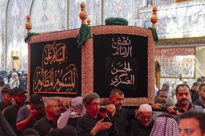 أهالي كربلاء يشيعون النعش الرمزي للإمام الحسن العسكري (عليه السلام) عند العتبتين المقدستين