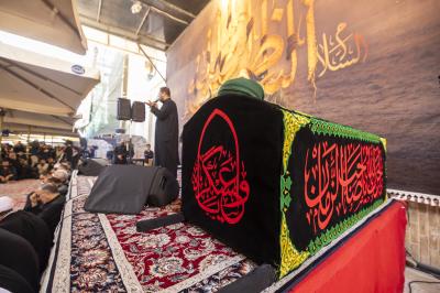 جموع الزائرين تشارك في قراءة مقتل الإمام الحسن العسكري (عليه السلام) في مدينة سامراء