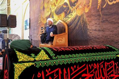 جموع الزائرين تشارك في قراءة مقتل الإمام الحسن العسكري (عليه السلام) في مدينة سامراء