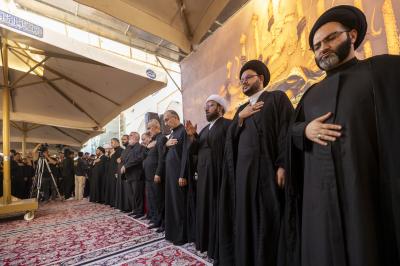 جموع الزائرين تشارك في قراءة مقتل الإمام الحسن العسكري (عليه السلام) في مدينة سامراء
