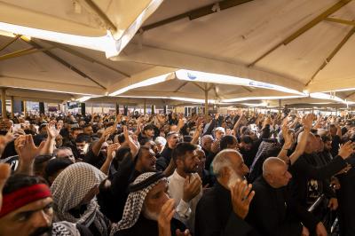 جموع الزائرين تشارك في قراءة مقتل الإمام الحسن العسكري (عليه السلام) في مدينة سامراء