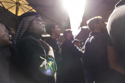 جموع الزائرين تشارك في قراءة مقتل الإمام الحسن العسكري (عليه السلام) في مدينة سامراء