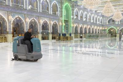 العتبة العباسية المقدسة تجري أعمال غسل حرم مرقد أبي الفضل العباس (عليه السلام) وصحنه الشريف